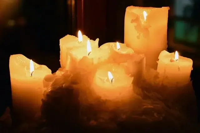 Illustration for “The First Candle Fire Happend When Britney Spears Was Living at Home”