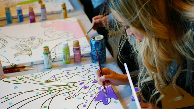 An artist drawing with paint markers; illustrative photograph.