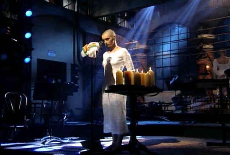 Performer and band on the SNL stage