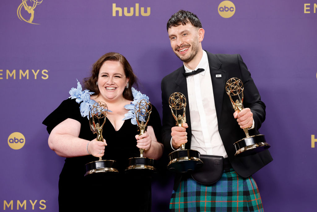 Jessica Gunning and Richard Gadd posing with Emmy statuettes.