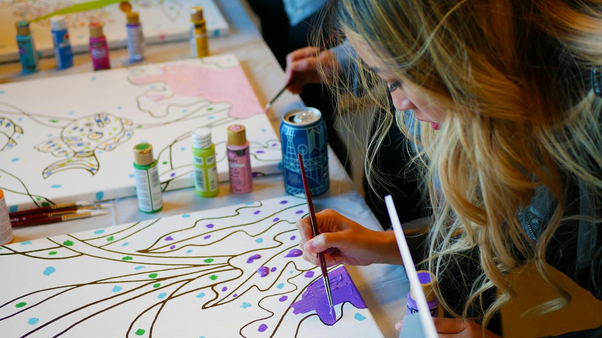 An artist drawing with paint markers; illustrative photograph.